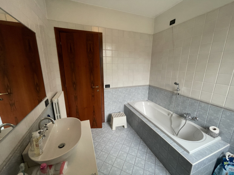 Scoprite questa splendida bifamiliare situata nel cuore di San Domenico, una zona residenziale es...