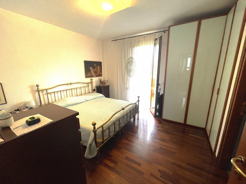 Scoprite questa splendida bifamiliare situata nel cuore di San Domenico, una zona residenziale es...