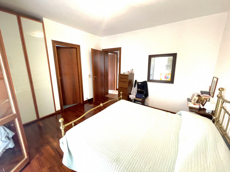 Scoprite questa splendida bifamiliare situata nel cuore di San Domenico, una zona residenziale es...