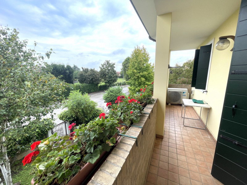 Scoprite questa splendida bifamiliare situata nel cuore di San Domenico, una zona residenziale es...