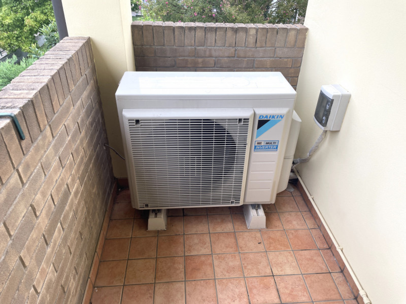 Scoprite questa splendida bifamiliare situata nel cuore di San Domenico, una zona residenziale es...