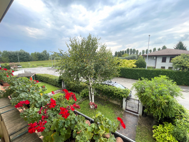 Scoprite questa splendida bifamiliare situata nel cuore di San Domenico, una zona residenziale es...