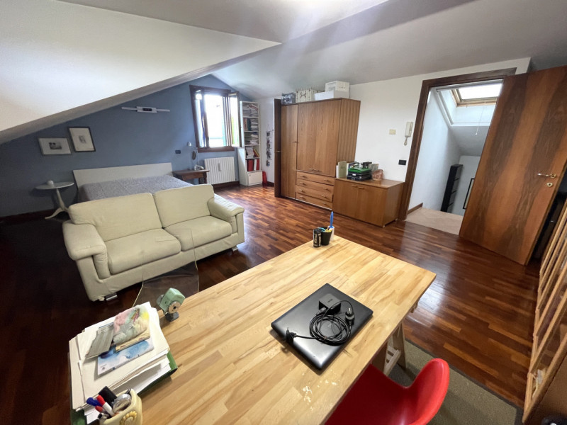 Scoprite questa splendida bifamiliare situata nel cuore di San Domenico, una zona residenziale es...