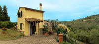 Landhaus mit Nebengebäude mit Weitsicht und Olivenhain, Vinci Florenz