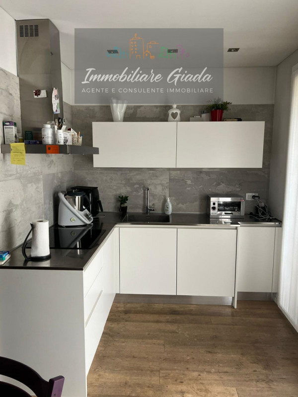 Nel cuore di Vittorio Veneto, proponiamo in vendita un elegante appartamento trilocale di ben 125...