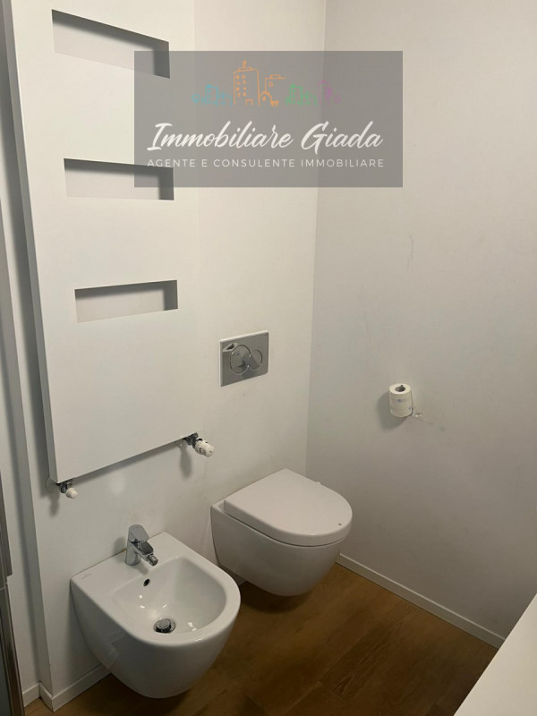 Nel cuore di Vittorio Veneto, proponiamo in vendita un elegante appartamento trilocale di ben 125...