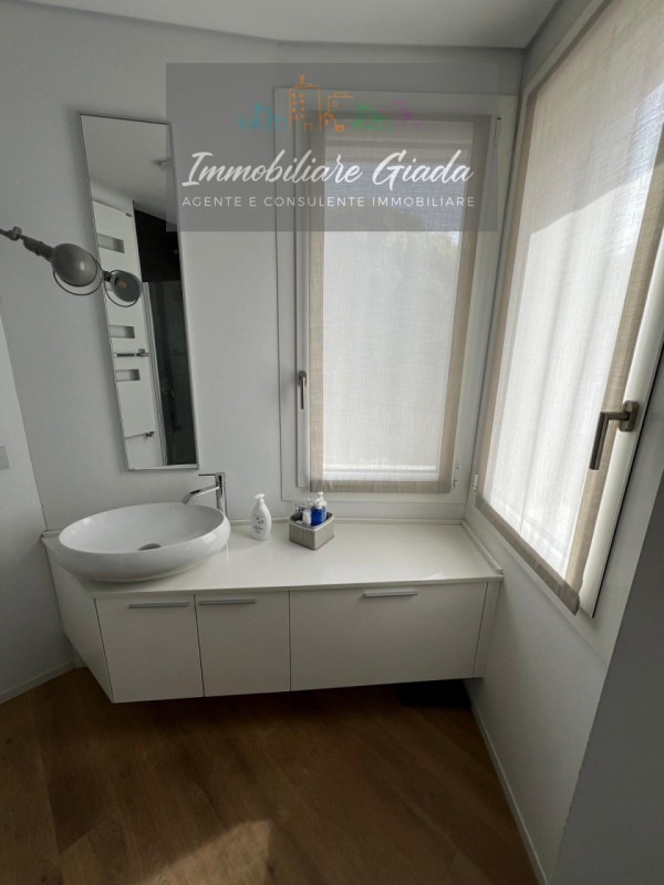 Nel cuore di Vittorio Veneto, proponiamo in vendita un elegante appartamento trilocale di ben 125...