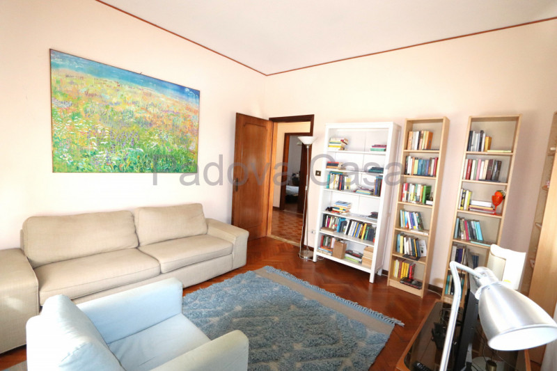 Casa singola con giardino privato di c.a. 300 mq, situata in contesto tranquillo. L'abitazione si...