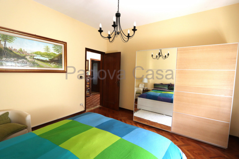 Casa singola con giardino privato di c.a. 300 mq, situata in contesto tranquillo. L'abitazione si...