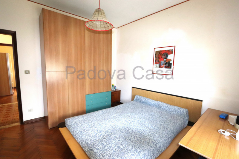 Casa singola con giardino privato di c.a. 300 mq, situata in contesto tranquillo. L'abitazione si...