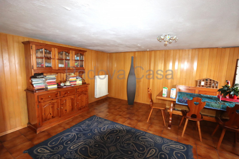 Casa singola con giardino privato di c.a. 300 mq, situata in contesto tranquillo. L'abitazione si...