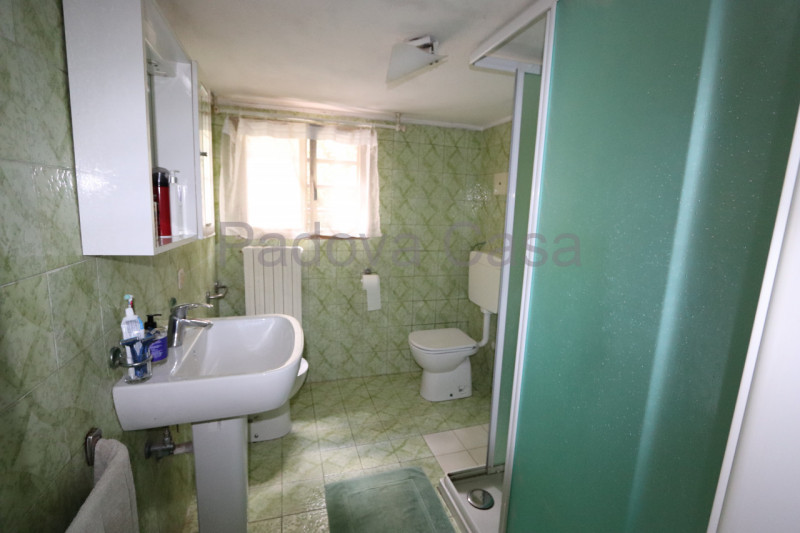 Casa singola con giardino privato di c.a. 300 mq, situata in contesto tranquillo. L'abitazione si...