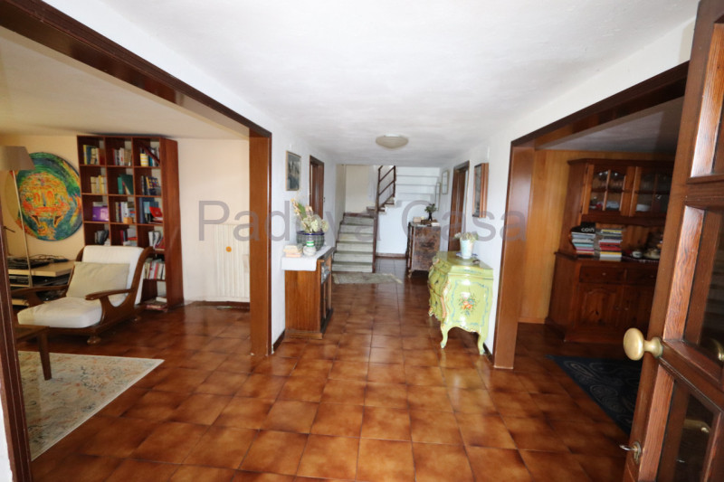 Casa singola con giardino privato di c.a. 300 mq, situata in contesto tranquillo. L'abitazione si...