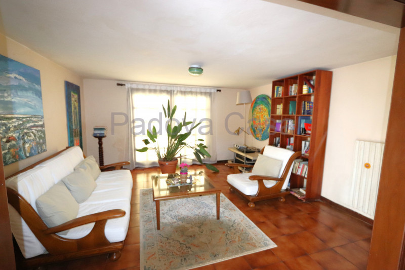 Casa singola con giardino privato di c.a. 300 mq, situata in contesto tranquillo. L'abitazione si...