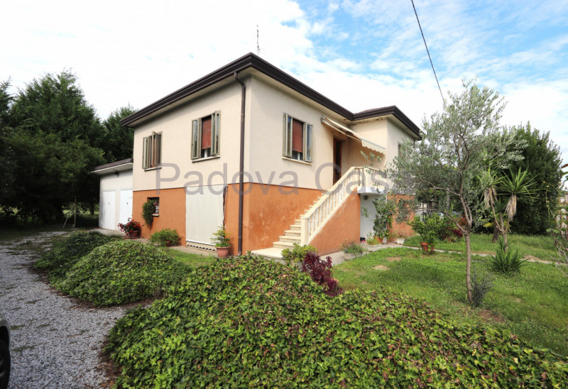 Casa singola con giardino privato di c.a. 300 mq, situata in contesto tranquillo. L'abitazione si...