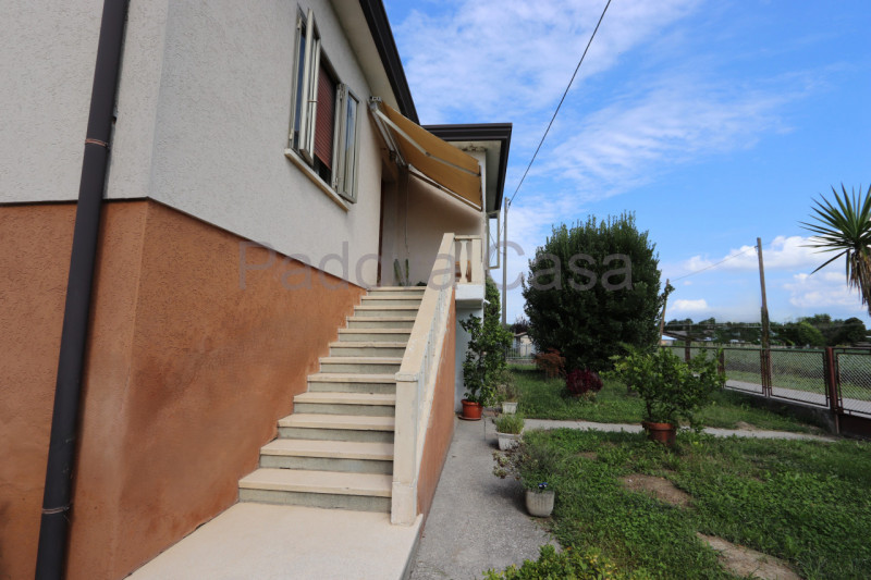 Casa singola con giardino privato di c.a. 300 mq, situata in contesto tranquillo. L'abitazione si...