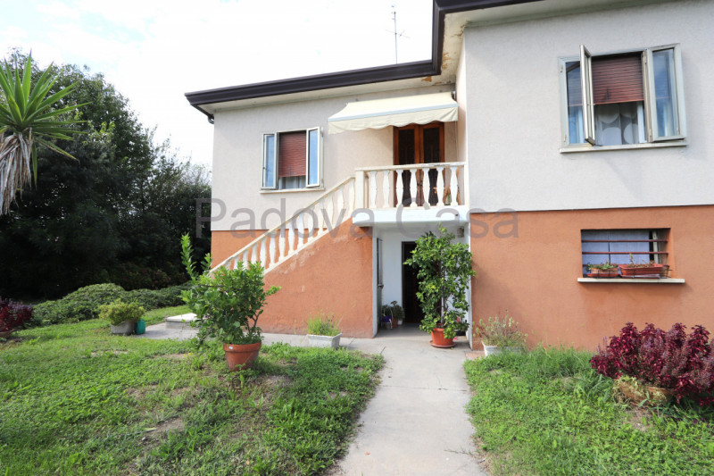 Casa singola con giardino privato di c.a. 300 mq, situata in contesto tranquillo. L'abitazione si...