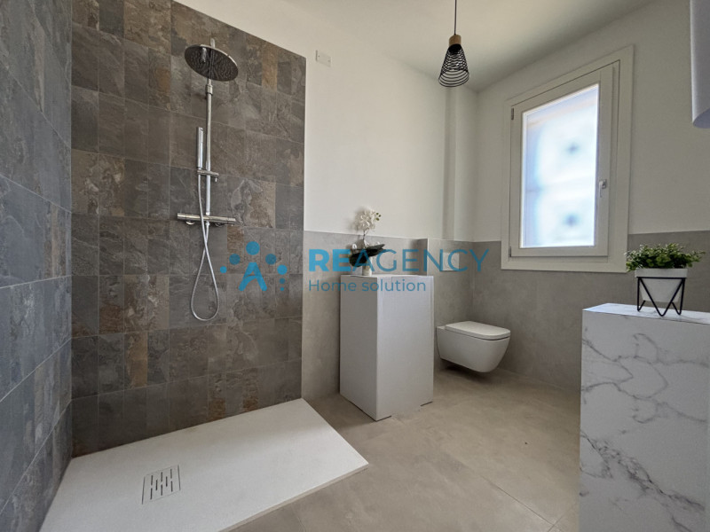 Scopri l’ultima esclusiva opportunità abitativa nel cuore di Creazzo! Proponiamo in vendita un el...