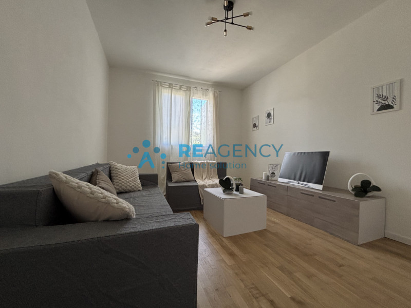 Scopri l’ultima esclusiva opportunità abitativa nel cuore di Creazzo! Proponiamo in vendita un el...