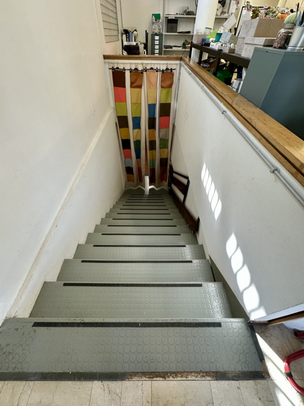 Locale commerciale di 165 mq al piano terra, dotato di magazzino di 283 mq al piano interrato e d...