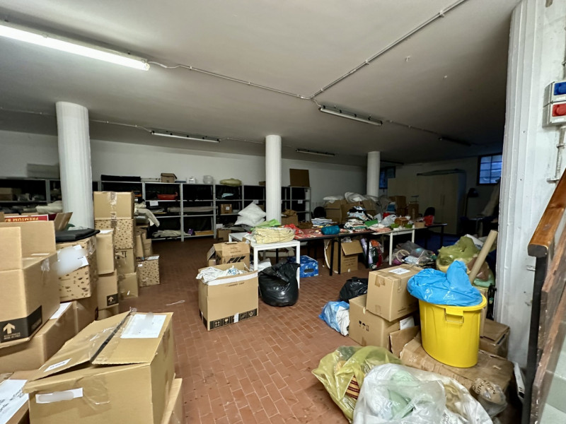 Locale commerciale di 165 mq al piano terra, dotato di magazzino di 283 mq al piano interrato e d...