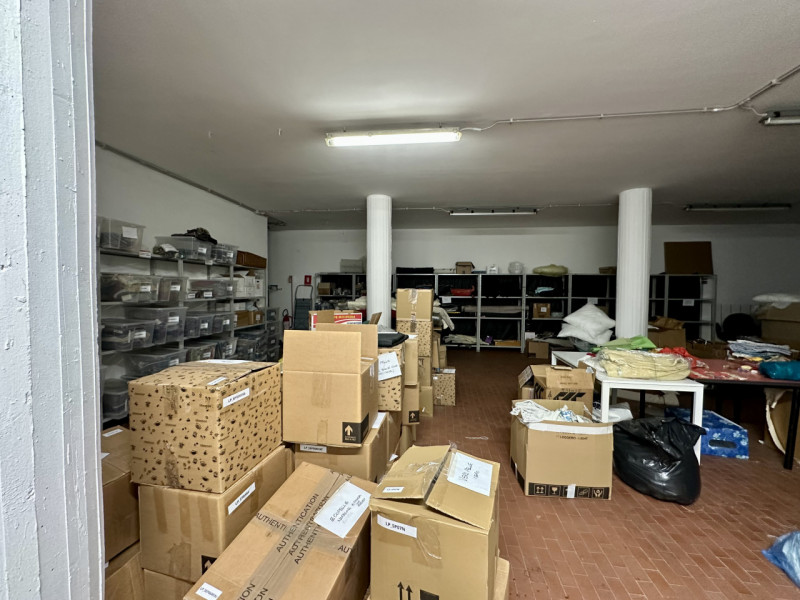 Locale commerciale di 165 mq al piano terra, dotato di magazzino di 283 mq al piano interrato e d...