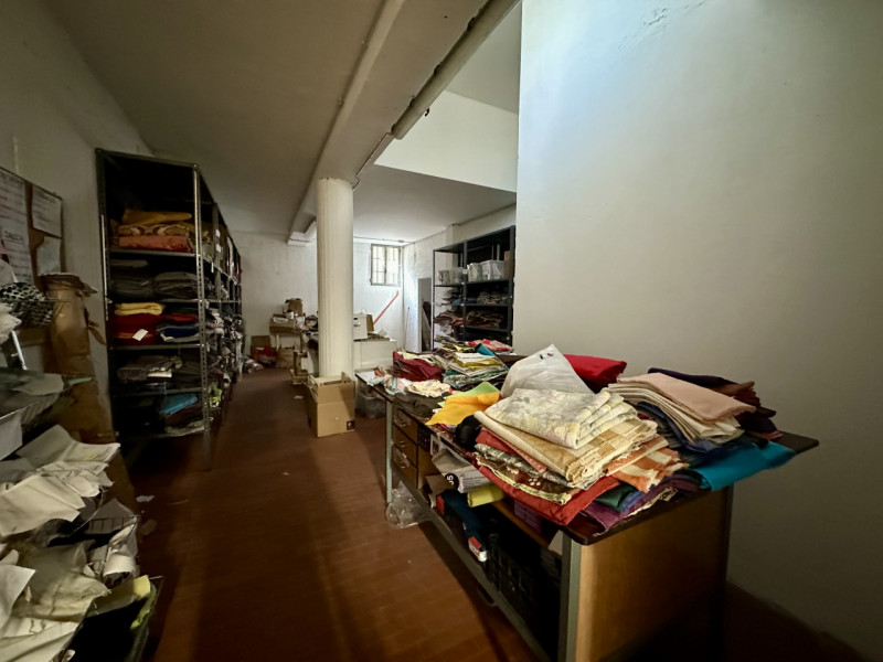 Locale commerciale di 165 mq al piano terra, dotato di magazzino di 283 mq al piano interrato e d...