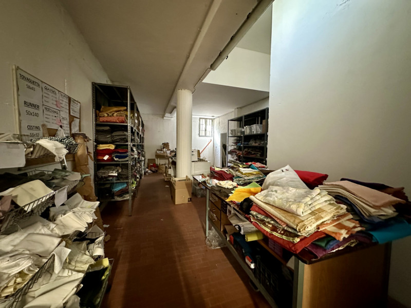 Locale commerciale di 165 mq al piano terra, dotato di magazzino di 283 mq al piano interrato e d...