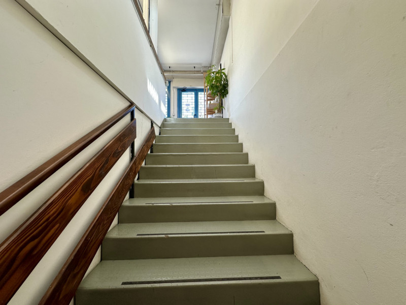 Locale commerciale di 165 mq al piano terra, dotato di magazzino di 283 mq al piano interrato e d...