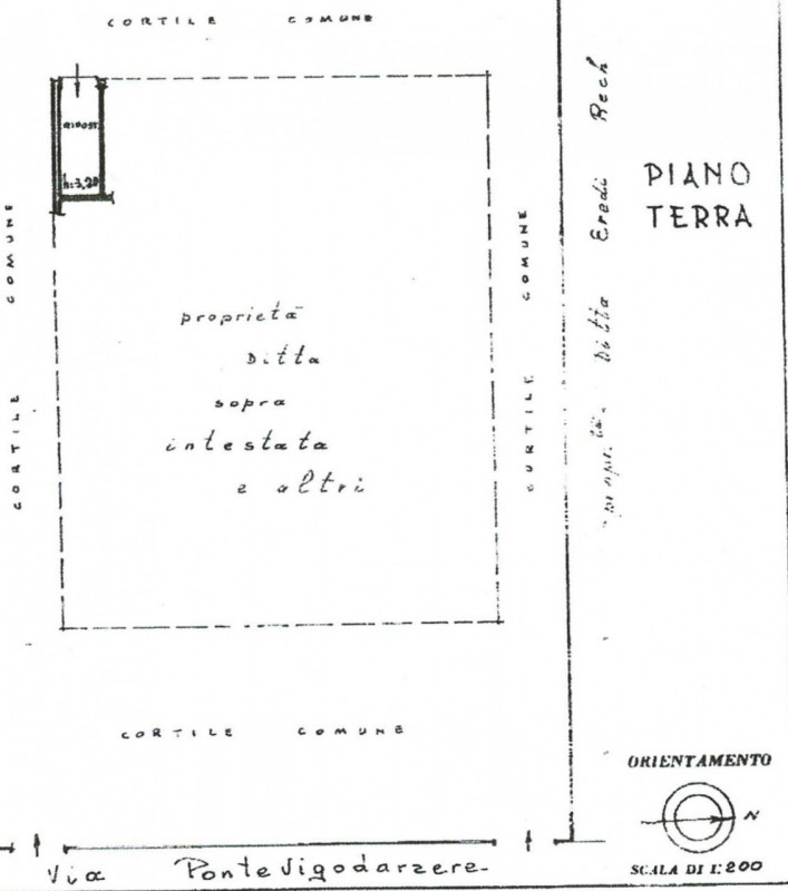 Locale commerciale di 165 mq al piano terra, dotato di magazzino di 283 mq al piano interrato e d...