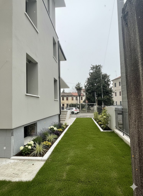 Vicenza, zona Ferrovieri, proponiamo un esclusivo BICAMERE CON GIARDINETTO PRIVATO, dove ogni det...