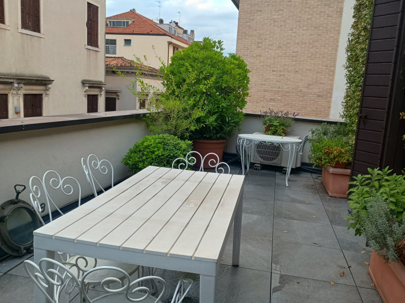 PADOVA VICINANZE PRATO DELLA VALLE - Situato a pochi metri di distanza da una delle più belle pia...