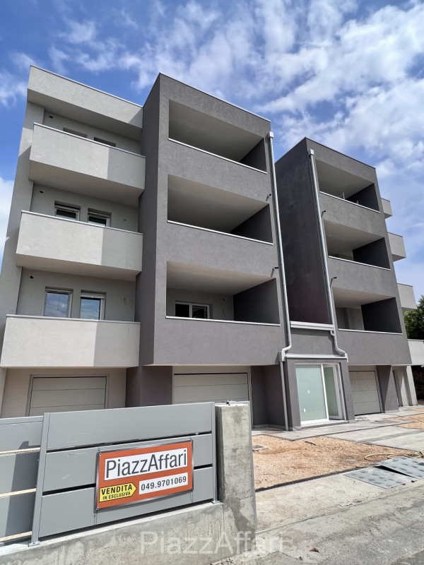 Proponiamo in vendita in “Centro Storico” a Piove di Sacco, a 300 m dal Duomo e più precisamente ...