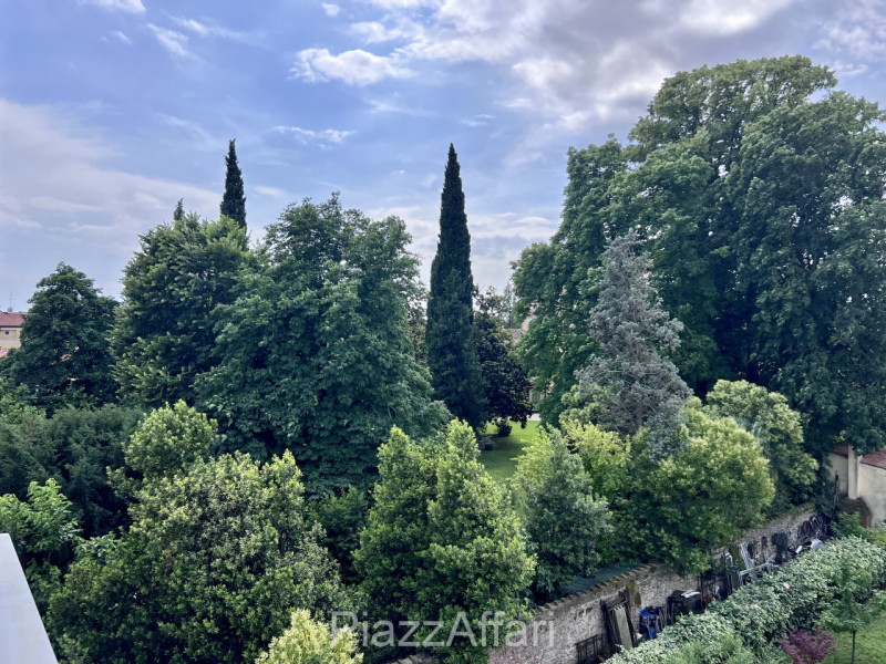 Proponiamo in vendita in “Centro Storico” a Piove di Sacco, a 300 m dal Duomo e più precisamente ...
