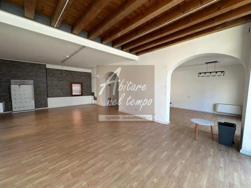 CITTADELLA  (PD)

Proponiamo in locazione un bellissimo negozio multi vetrina sito nei pressi del...