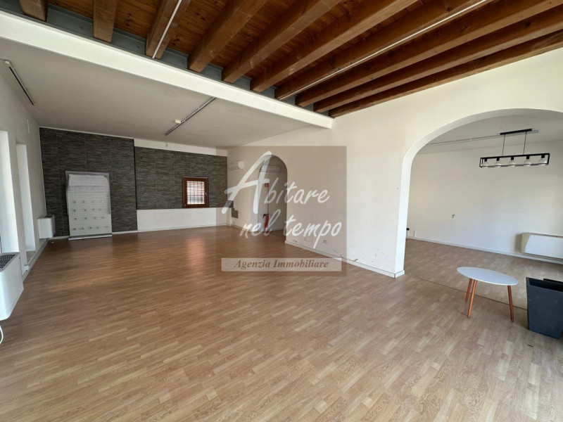 CITTADELLA  (PD)

Proponiamo in locazione un bellissimo negozio multi vetrina sito nei pressi del...