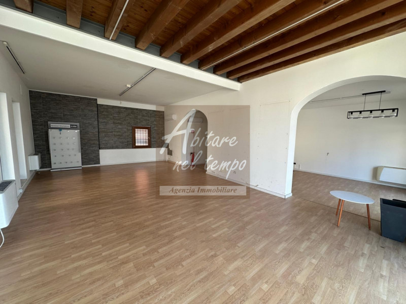 CITTADELLA  (PD)

Proponiamo in locazione un bellissimo negozio multi vetrina sito nei pressi del...