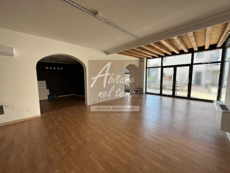 CITTADELLA  (PD)

Proponiamo in locazione un bellissimo negozio multi vetrina sito nei pressi del...