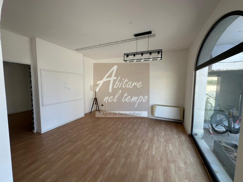 CITTADELLA  (PD)

Proponiamo in locazione un bellissimo negozio multi vetrina sito nei pressi del...