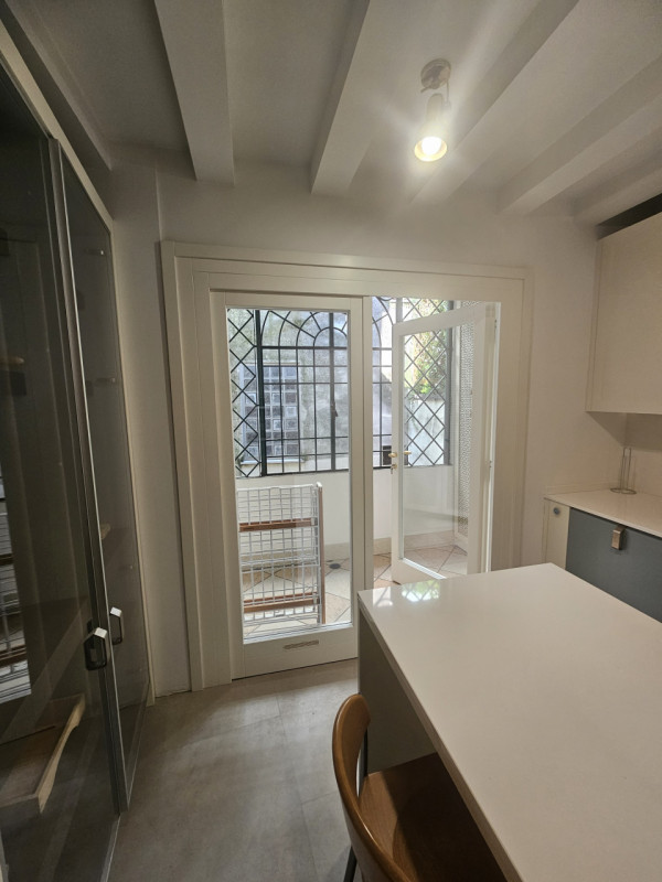 Situato nella storica zona delle Piazze a Padova, questo affascinante appartamento si trova all'u...