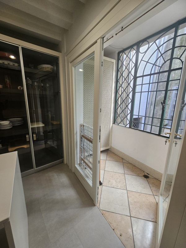 Situato nella storica zona delle Piazze a Padova, questo affascinante appartamento si trova all'u...