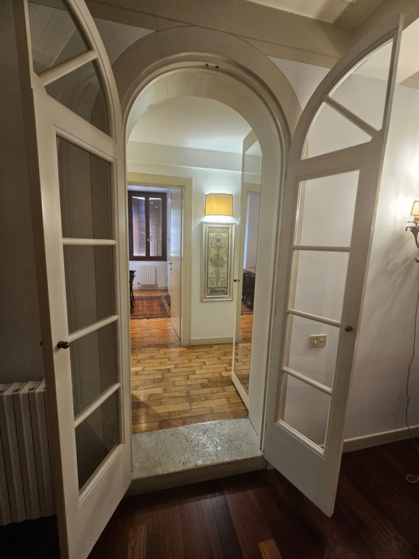 Situato nella storica zona delle Piazze a Padova, questo affascinante appartamento si trova all'u...