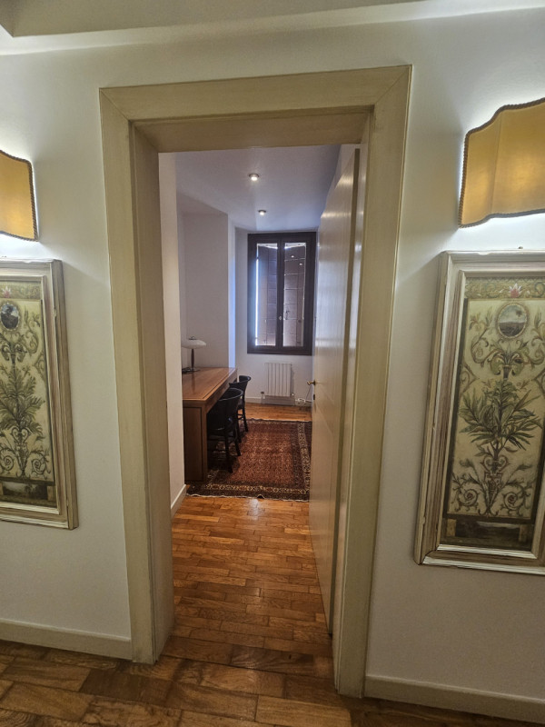 Situato nella storica zona delle Piazze a Padova, questo affascinante appartamento si trova all'u...