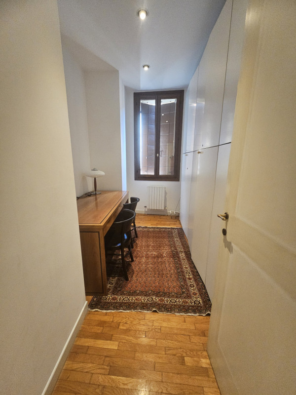 Situato nella storica zona delle Piazze a Padova, questo affascinante appartamento si trova all'u...