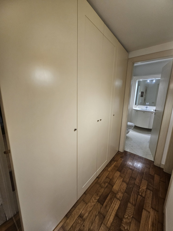 Situato nella storica zona delle Piazze a Padova, questo affascinante appartamento si trova all'u...