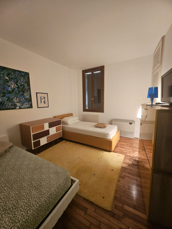 Situato nella storica zona delle Piazze a Padova, questo affascinante appartamento si trova all'u...