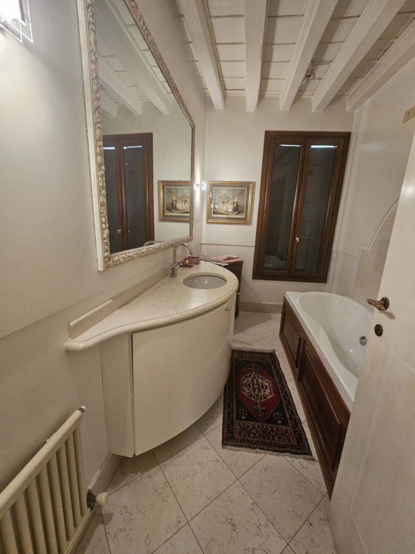 Situato nella storica zona delle Piazze a Padova, questo affascinante appartamento si trova all'u...