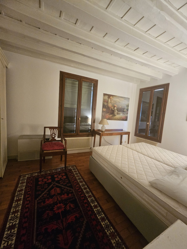 Situato nella storica zona delle Piazze a Padova, questo affascinante appartamento si trova all'u...