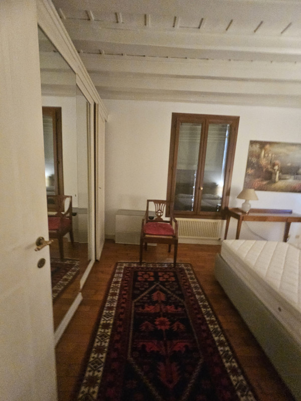 Situato nella storica zona delle Piazze a Padova, questo affascinante appartamento si trova all'u...