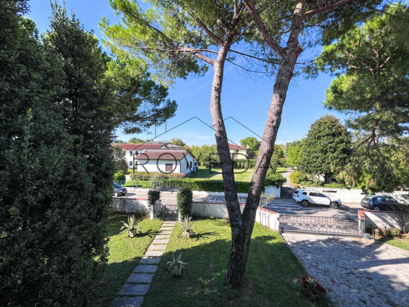 DOSSON DI CASIER

RIFERIMENTO: CR7

L'agenzia Roveda Immobiliare ha il piacere di presentarvi, in...